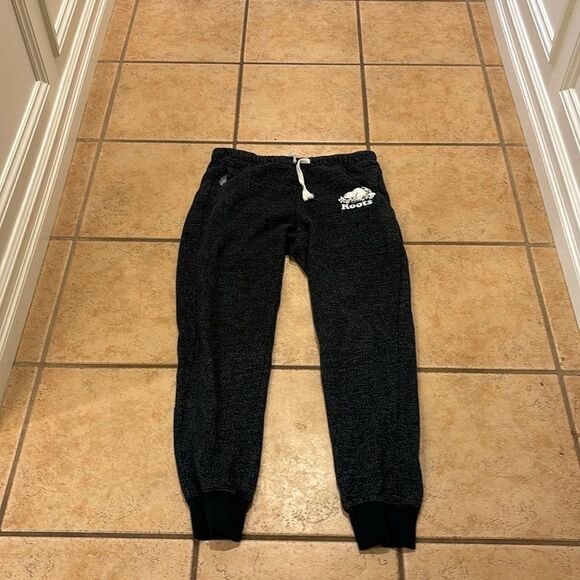 Roots black and white sweatpants. The drawstring on one side is nonexistent - Picture 2 of 9